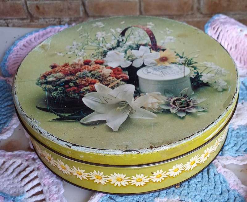 Pyotts biscuits tin
