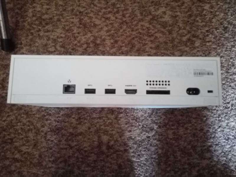 Mint Condition - Xbox Series S Console ( Rechargeable batteries included )