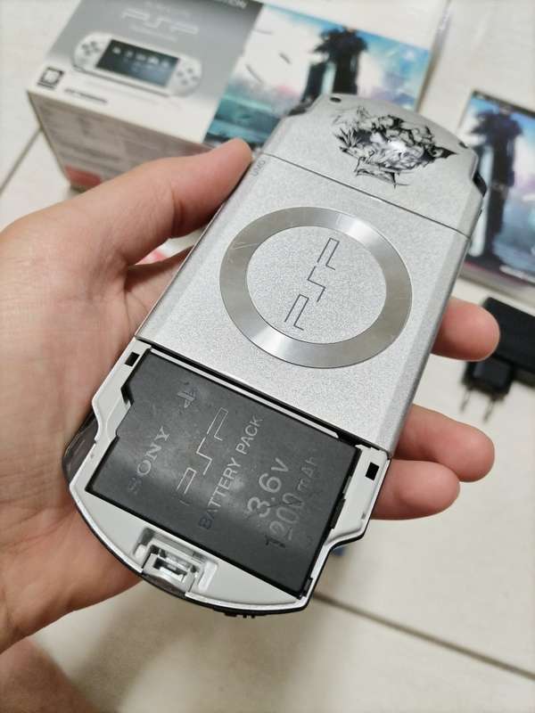 LIMITED EDITION PSP 2000 FINAL FANTASY VII CRISIS CORE