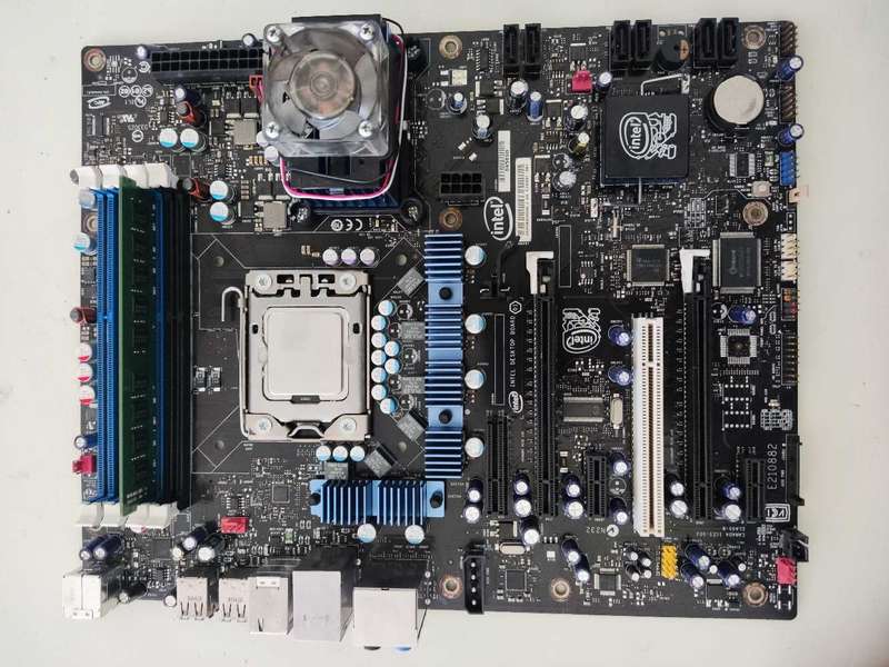 Intel Skull +Xeon CPU Combo**No Display**Ram included**Sold for Parts or Repair