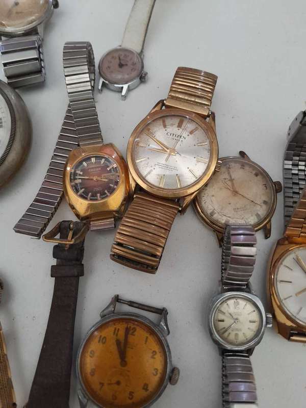 Mix bunch of wind up watches