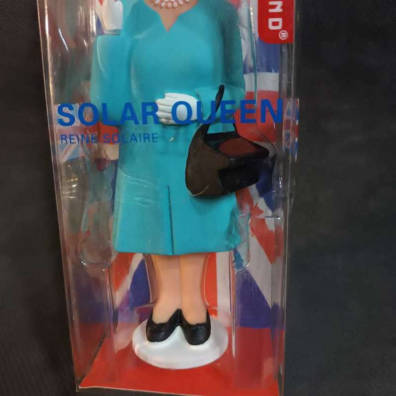 Kikkerland solar queen waving her hand