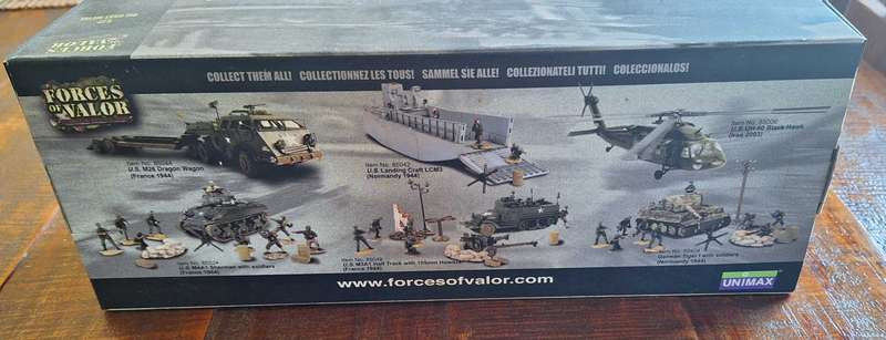 Forces of Valor US M4A1 Sherman with Soldiers France 1944 1/72 Scale