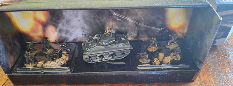 Forces of Valor US M4A1 Sherman with Soldiers France 1944 1/72 Scale