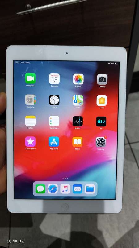 Apple iPad Air 32GB WiFi ONLY  A1474 Silver (PRE OWNED)