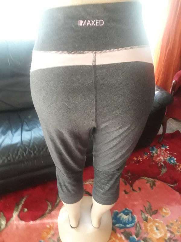 LADIES LEGGINGS: Very Comfy Grey & Pink just below the knee leggings - Size XXXL/42/18 - GOOD