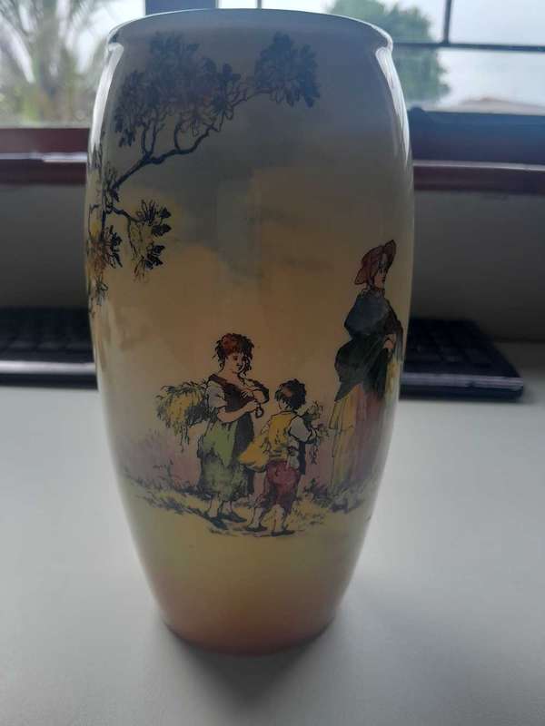 Royal English old Gleaners scenes vase
