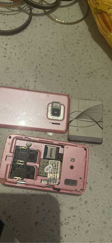 Broken electronics apple & Samsung