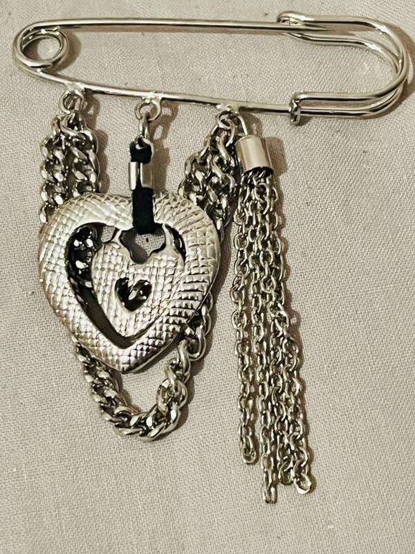 Brooch silver heart
