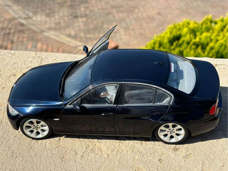 BMW 1/18 E90 330i Dark blue (KYOSHO)