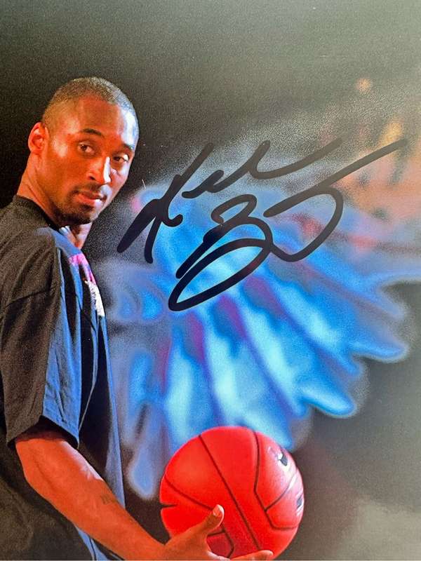 AUTHENTIC AUTOGRAPH BY KOBE BRYANT - WITHOUT COA