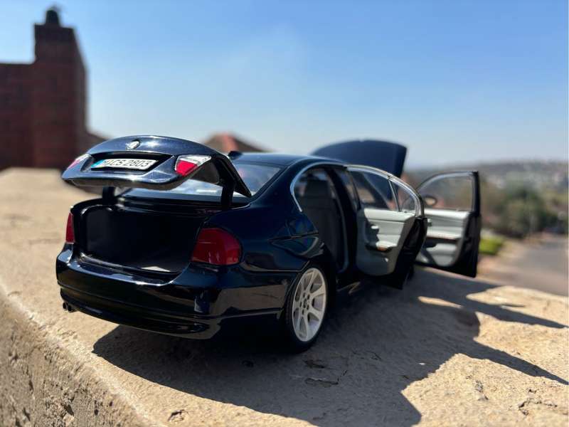 BMW 1/18 E90 330i Dark blue (KYOSHO)