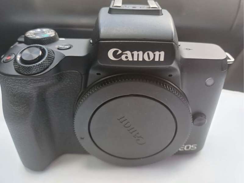 CANON EOS M50 MIRRORLESS CAMERA W/ 15-45MM + EF 75-300mm 1:4-5.6 III Lens & Many Extras Worth R7k!!!