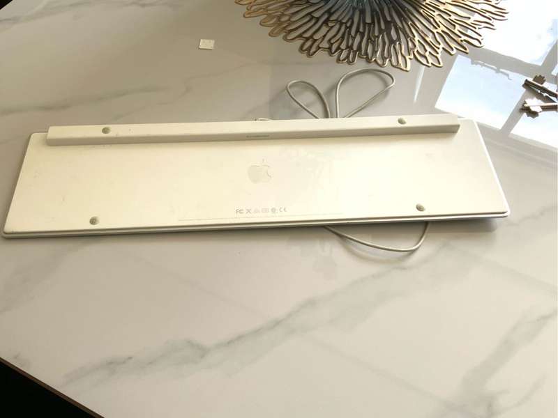 Genuine Apple A1243 Wired Mac Standard USB Keyboard w/ Numeric Keypad White