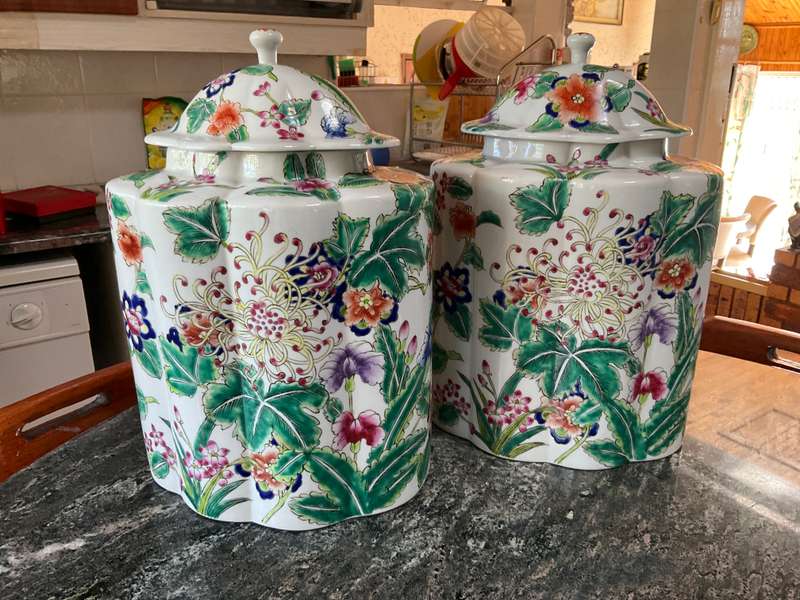 Chinese porcelain jar set