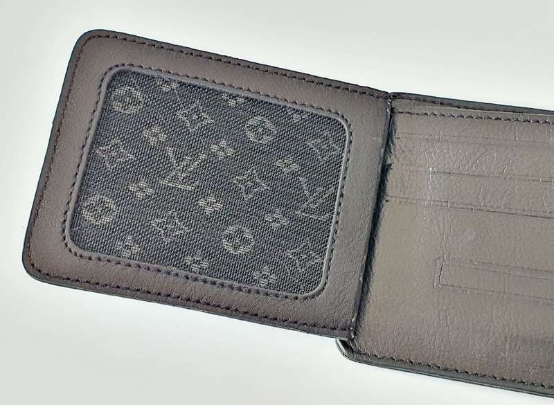 BLACK LOUIS VUITTON BRANDED LEATHER LIKE WALLET