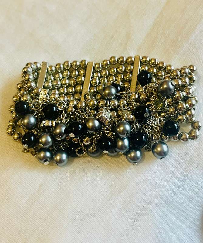 Elastic Strap Bracelet / black and silver pearls with diamante stone