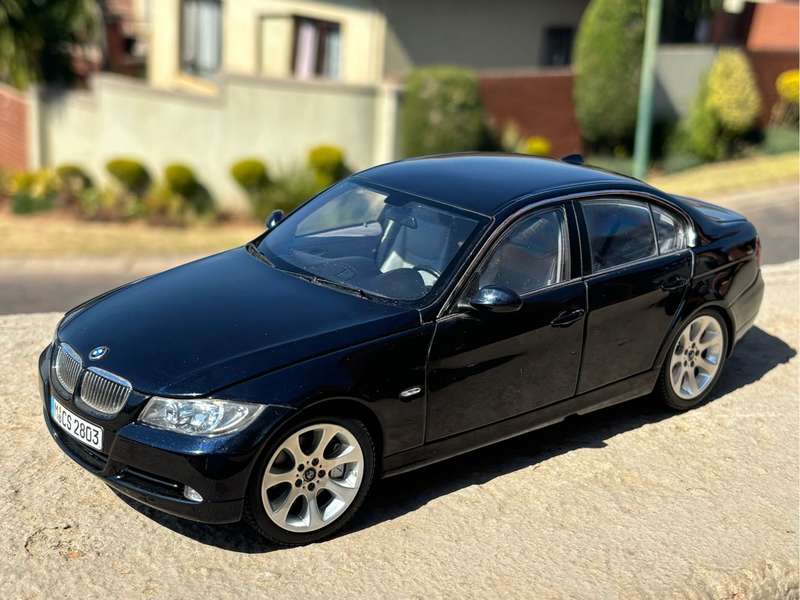 BMW 1/18 E90 330i Dark blue (KYOSHO)