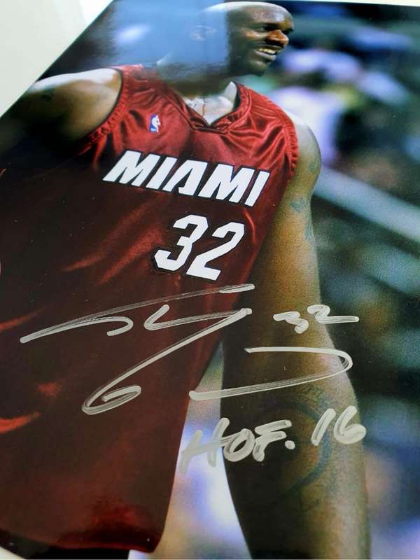 AUTHENTIC AUTOGRAPH BY SHAQUILLE O`NEAL - WITHOUT COA