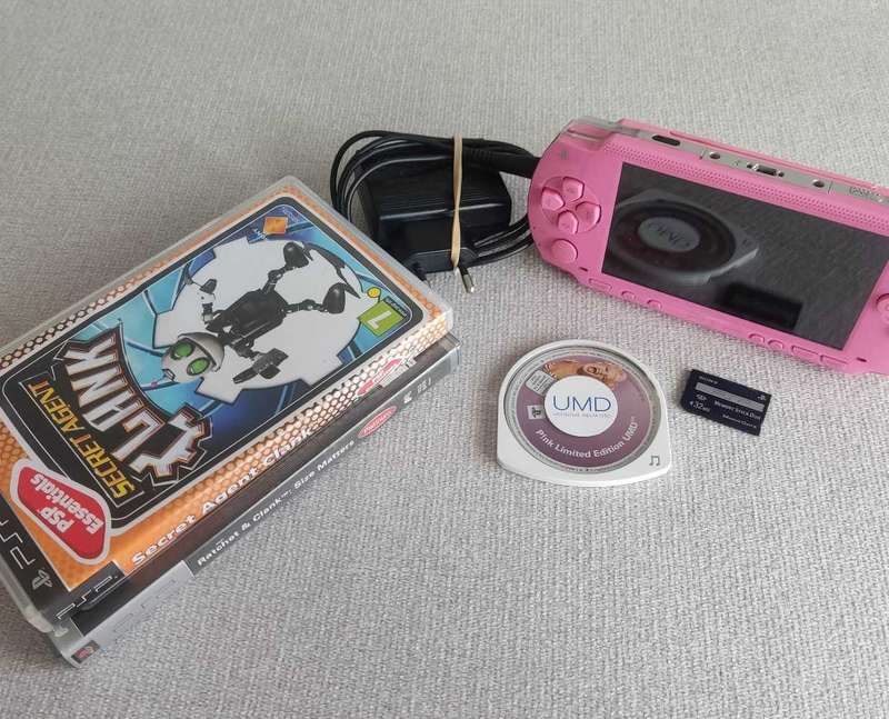 Playstation Portable (Psp) +original charger and games