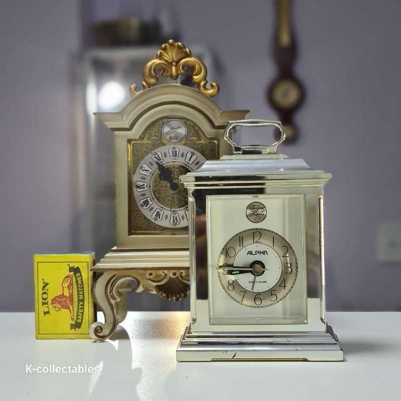2 x beautiful Vintage clocks.