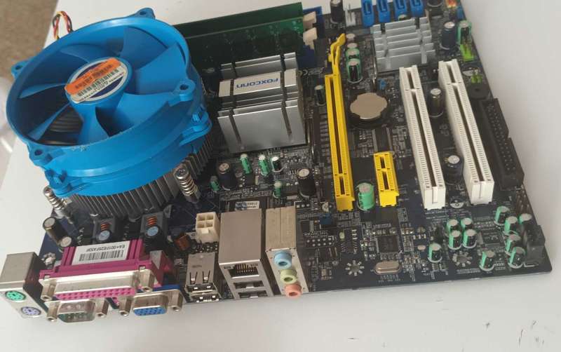 Foxconn N15235 45CMX Motherboard Socket LGA115XDBP 3520 with 2x 1GB DDR2 Ram