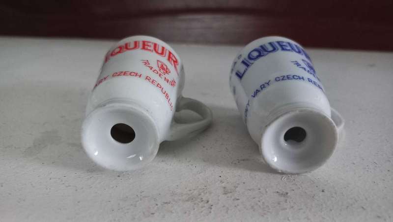 Vintage Carlsbad Becher's small red and blue Liqueur cups glasses