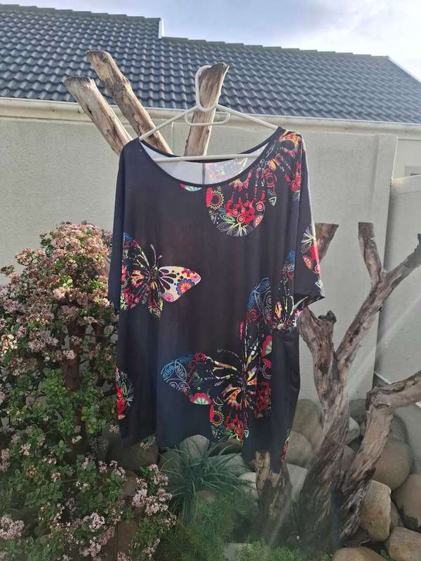 TEMU Butterfly print Tshirt. Size 3XL