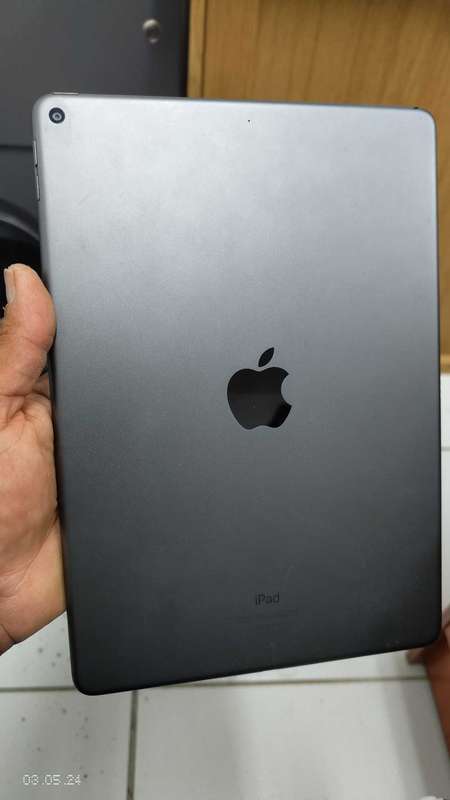 Apple iPad Air 3rd Gen 64GB wi-fi Only  A2150  Cracked TOUCH (Pre owned)