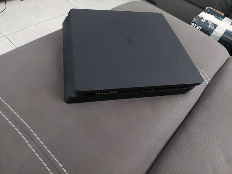 Playstation 4 console + Extras