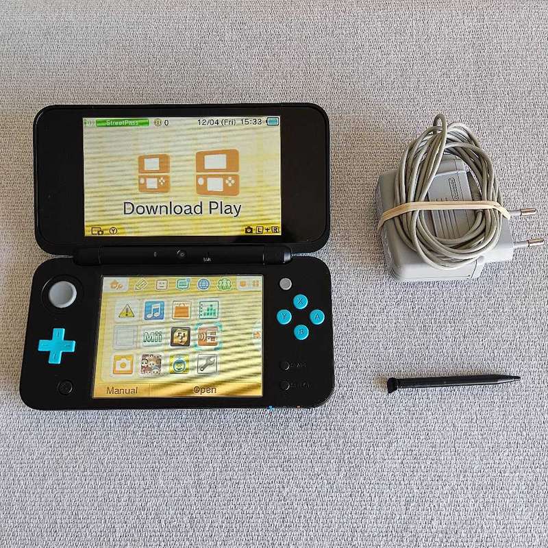 `New` Nintendo 2ds xl console with original stylus and charger