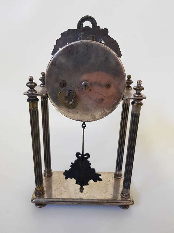 Mantle pendulum clock