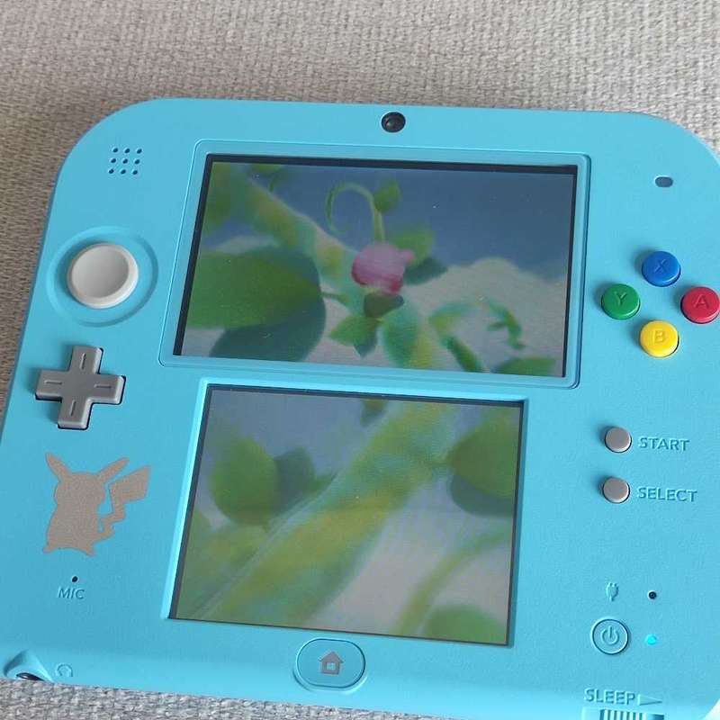 Nintendo 2ds Pokémon Sun and Moon edition console +original charger
