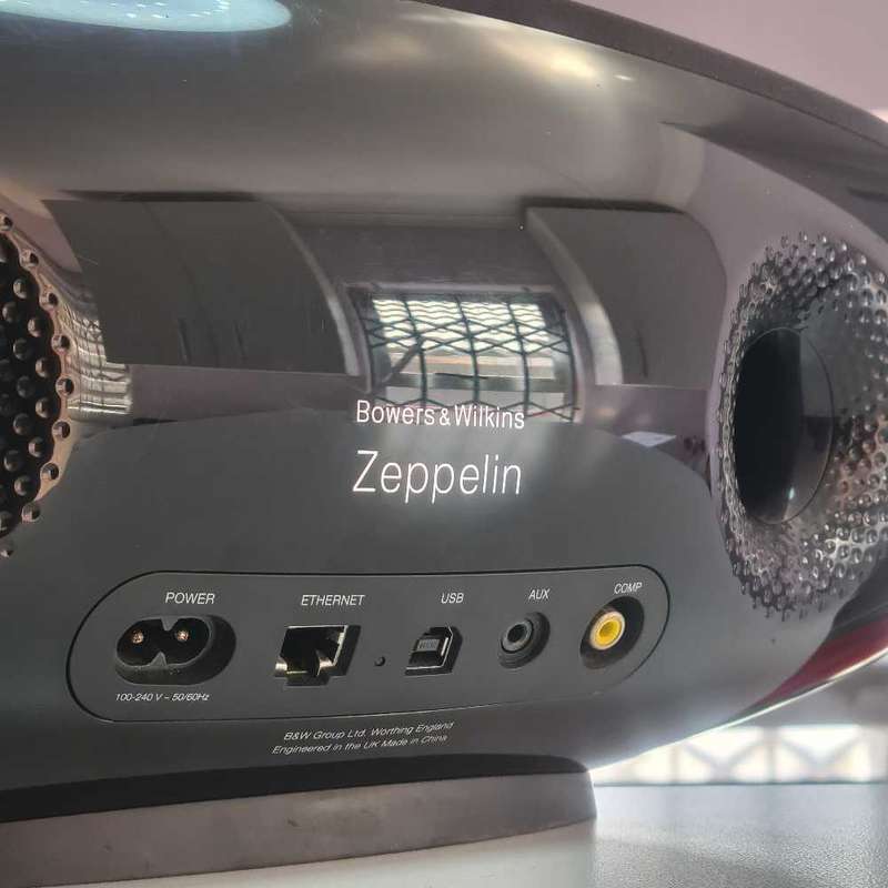 B&W Zeppelin (turns on. read details)