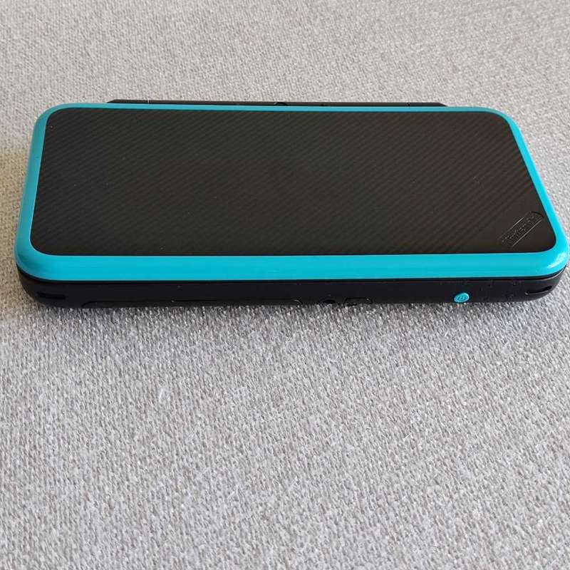 `New` Nintendo 2ds xl console with original stylus and charger