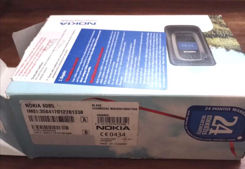 Vintage Nokia 6085 Cell Phone.