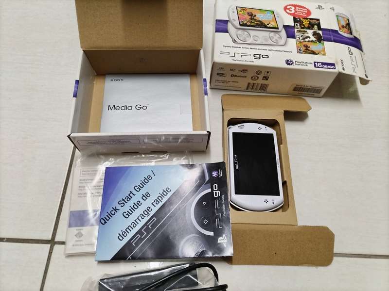 Sony Pspgo N1001 PW pearl white boxed in mint condition