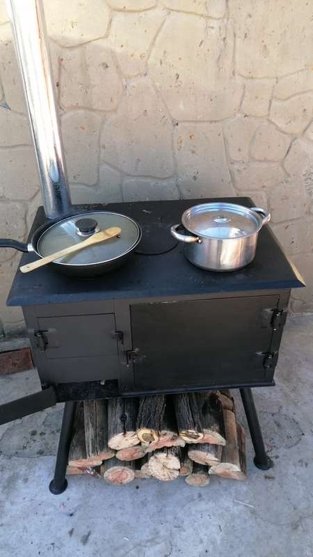 Beautiful strong 4 plate coal stove with oven bargain