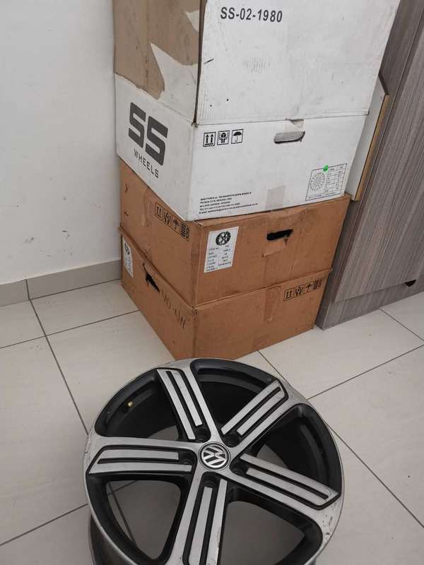 Golf 7R OEM 19inch rims