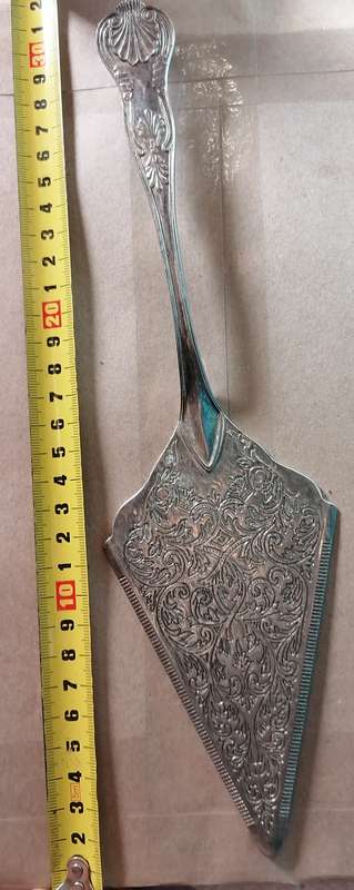 VINTAGE HIGHLY DETAILED CAKE TONG AND LIFTERS SET (E.P ZINK)