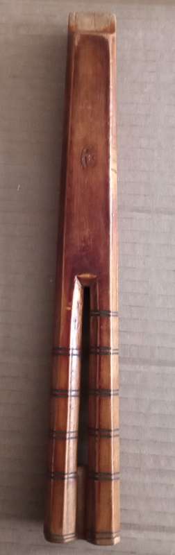Drone flute made in Yugoslavia. Length 32.3cm. Width 4.2cm. Height 2cm.