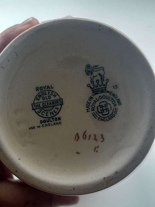Royal English old Gleaners scenes vase