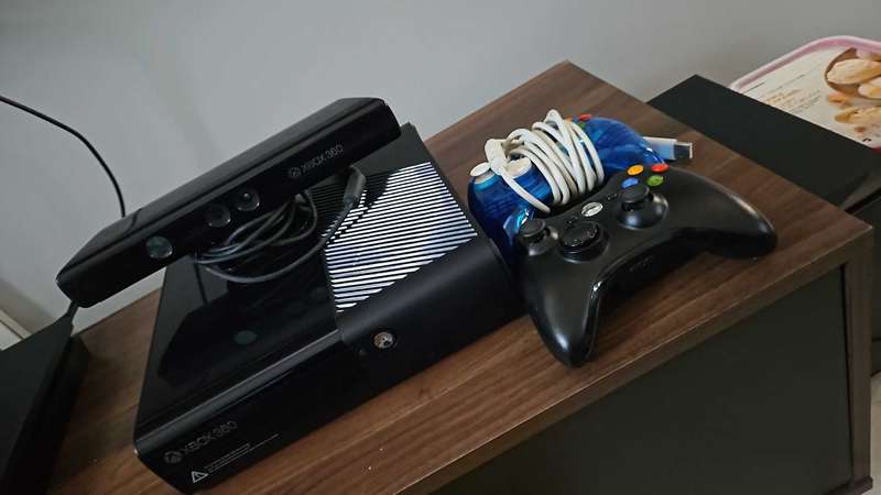 XBOX 360 500GB with Kinect & 14 games