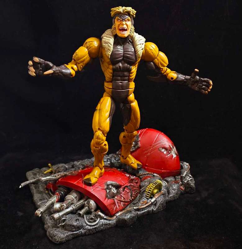 ToyBiz Marvel Legends Sabretooth