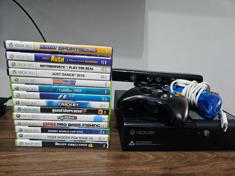 XBOX 360 500GB with Kinect & 14 games