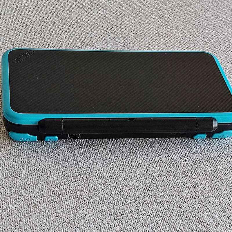 `New` Nintendo 2ds xl console with original stylus and charger