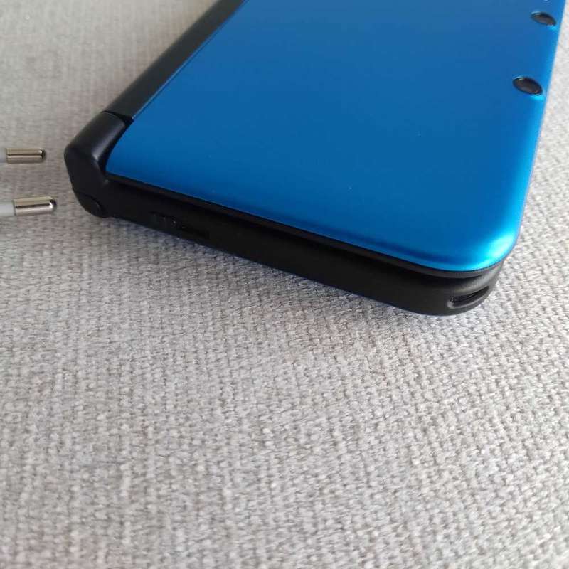 Nintendo 3ds XL console with original charger, stylus and memory card