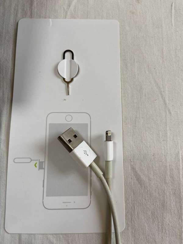 2 Apple iphones for sale: 1 × iphone 6 and 1 × iphone 8.