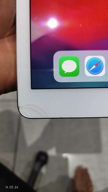 Apple iPad Air 128GB cellular+ WiFi Silver (cracked Touch) (Pre Owned)