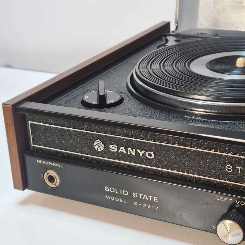 Working Vintage SANYO stereo phonograph